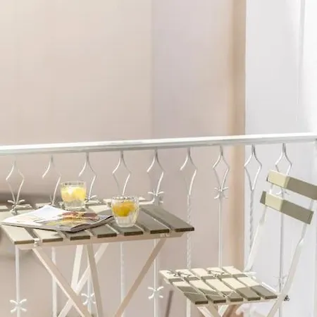 Romantic Nest With Electrical Fireplace Near Acropolis Athens